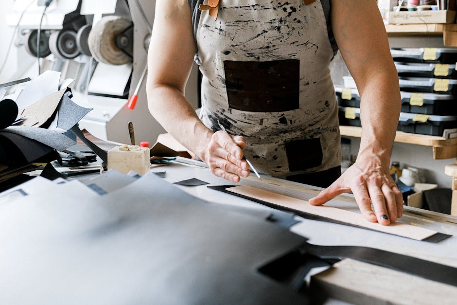 Artigiano al lavoro nella sua bottega